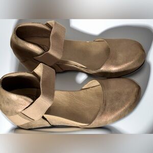 Hocus Pocus Gold Shimmer Elegant Tan Women's Sandals Size 8